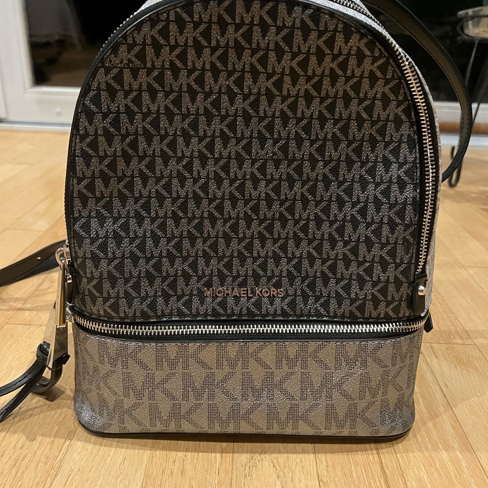 MICHAEL KORS LOGO BACKPACK / BLACK / SILVER